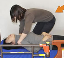 ベッドが低く、背上げ機能を使用せず介護者が腰痛へ